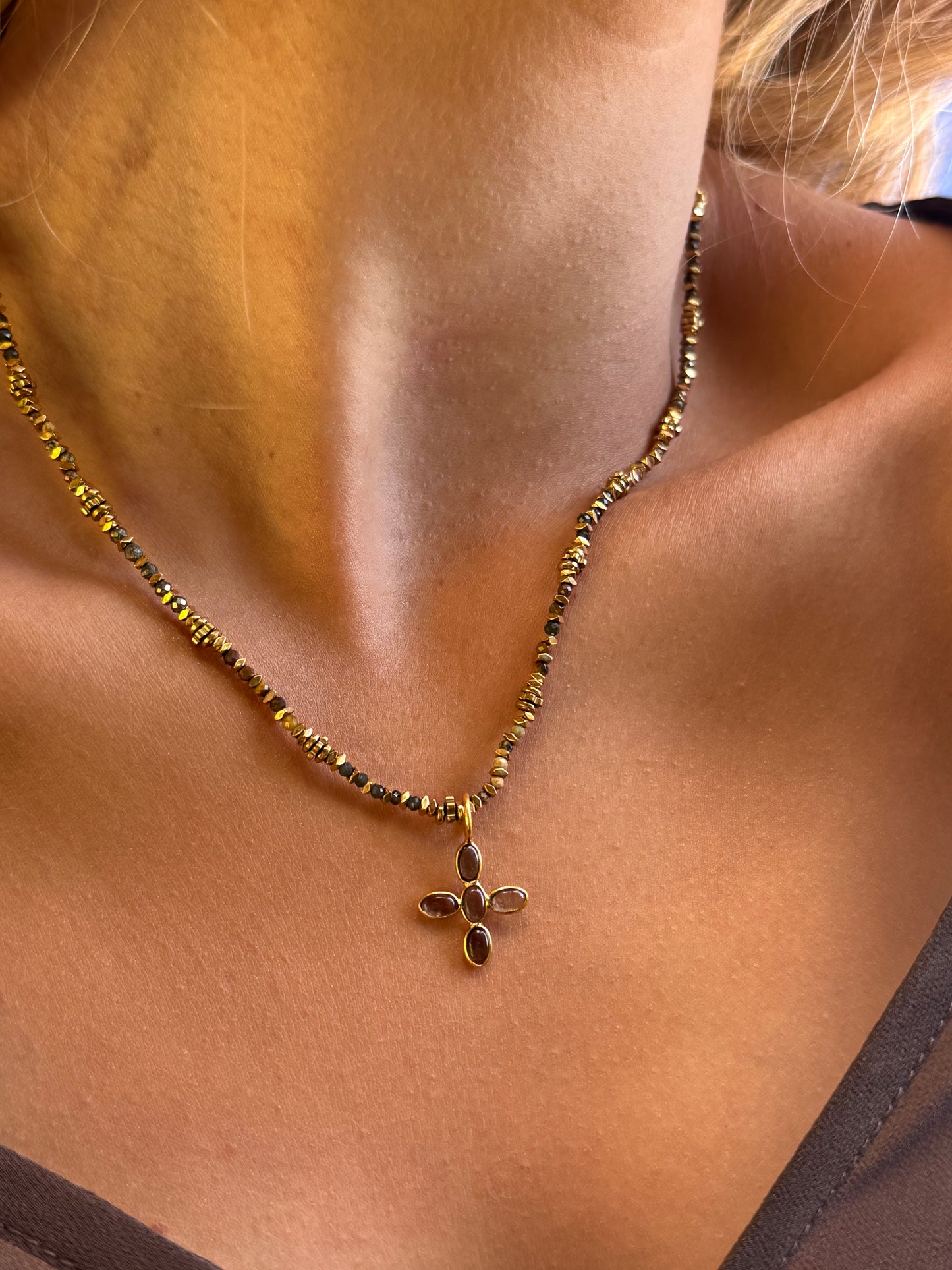 Collar Cande Cruz Cuarzo Ahumado