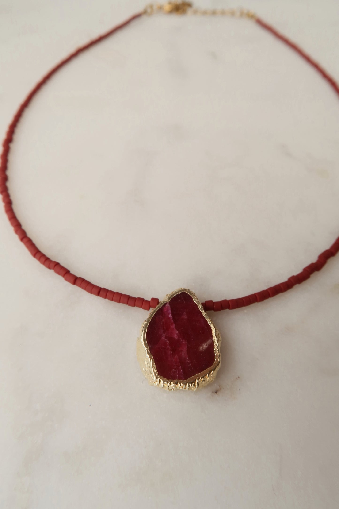 Collar Gaia Burdeo - Raíz de Rubí