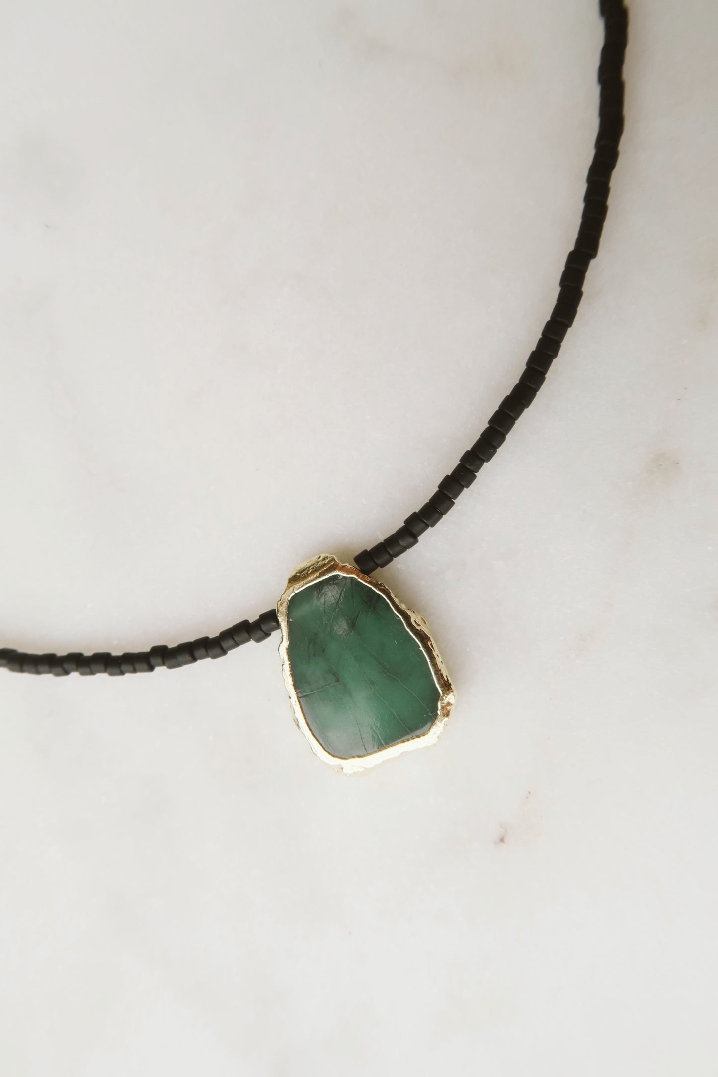 Collar Gaia Negro - Raíz de esmeralda