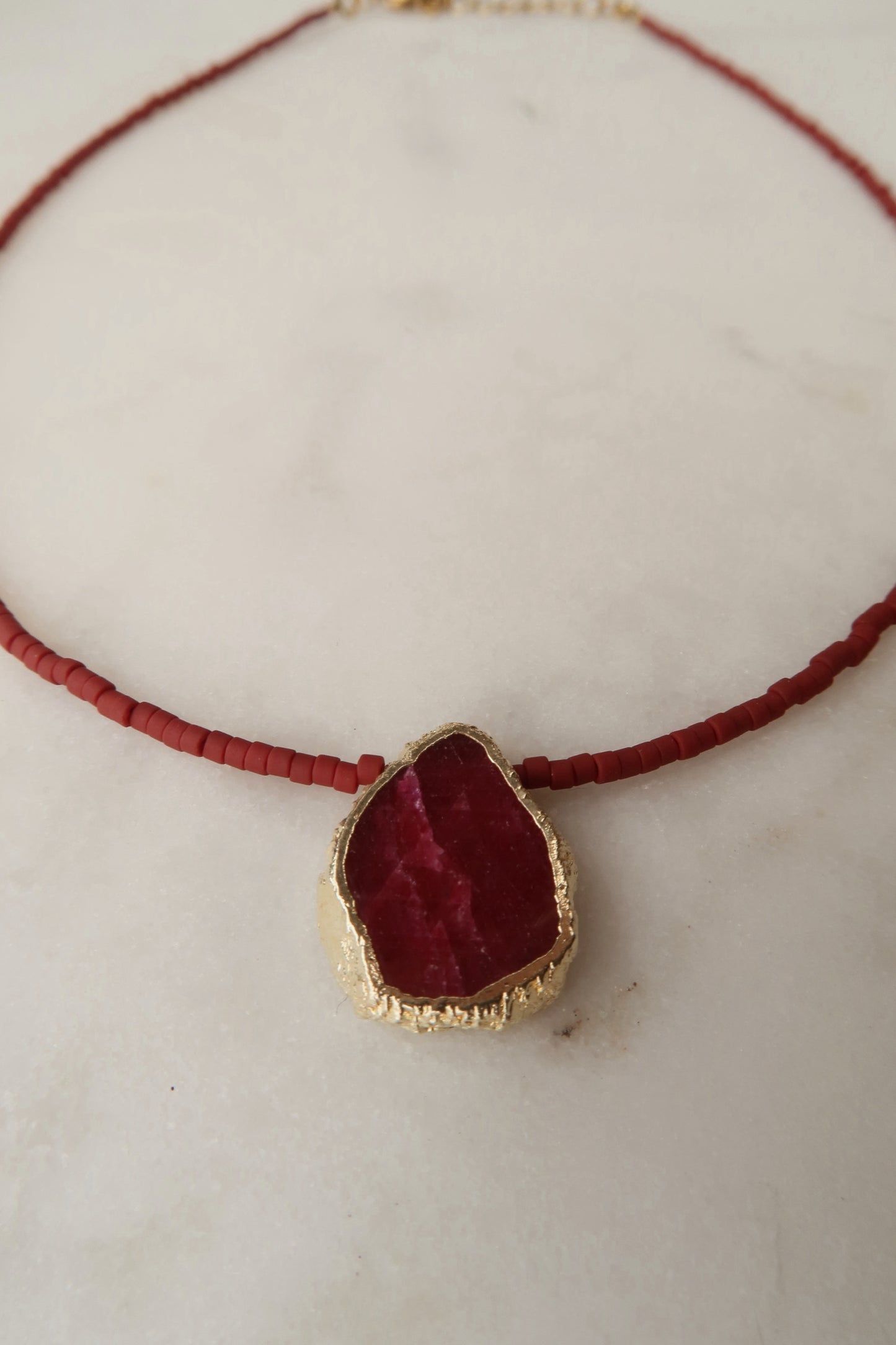 Collar Gaia Burdeo - Raíz de Rubí