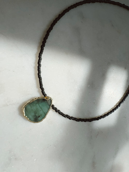 Collar Gaia Negro - Raíz de esmeralda