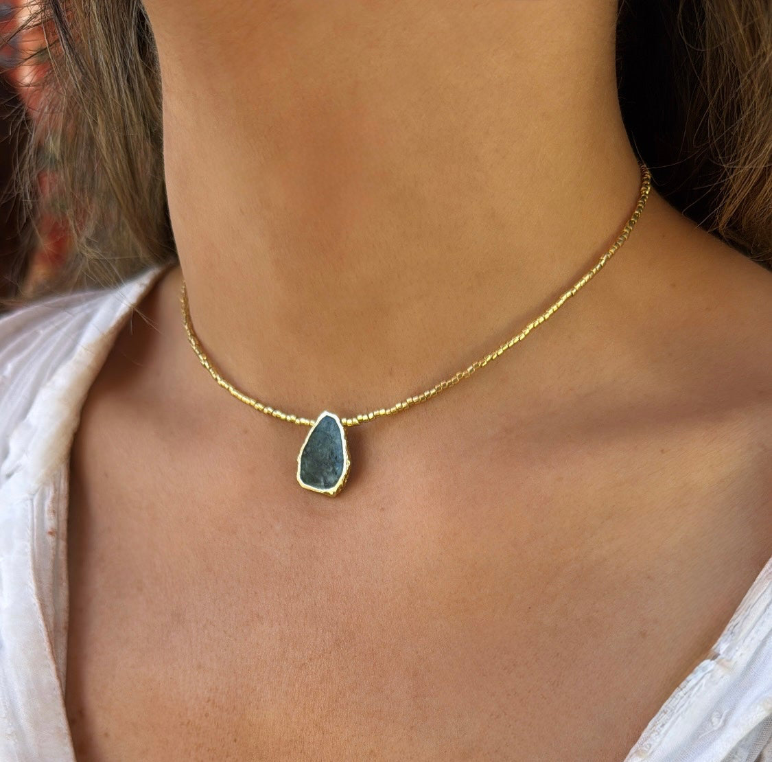 Collar Gaia Dorado Raíz de Esmeralda