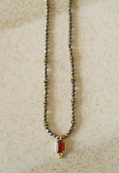 Collar Ada Pirita y Granate