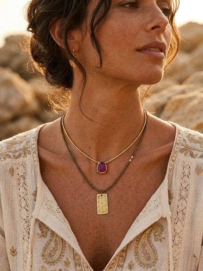 Collar Gaia Dorado Raíz de Rubí