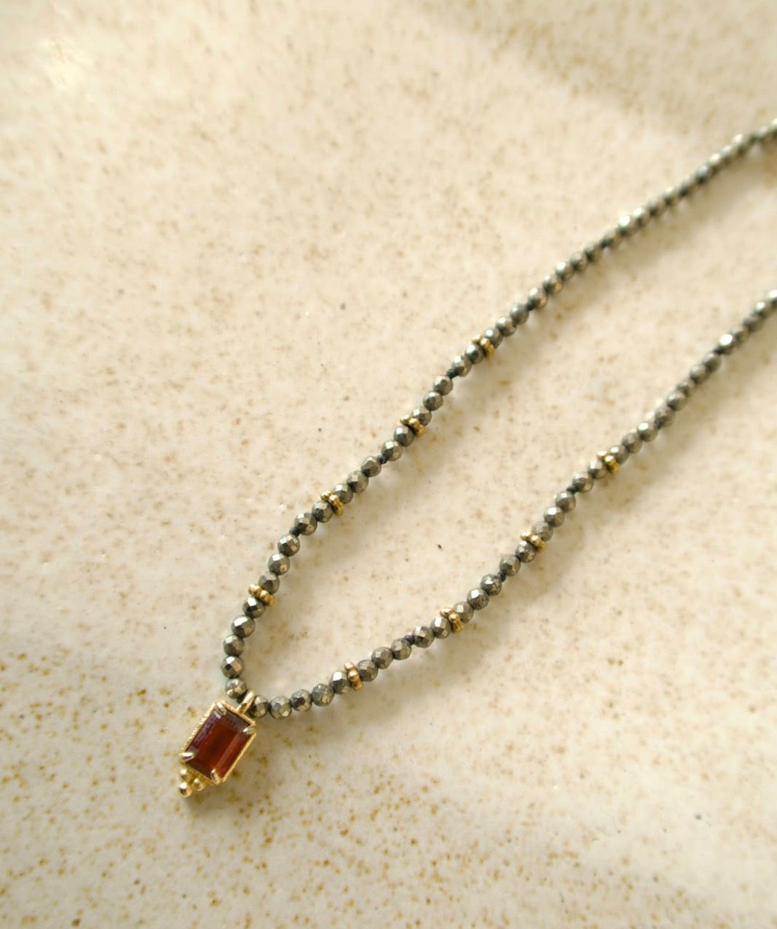 Collar Ada Pirita y Granate