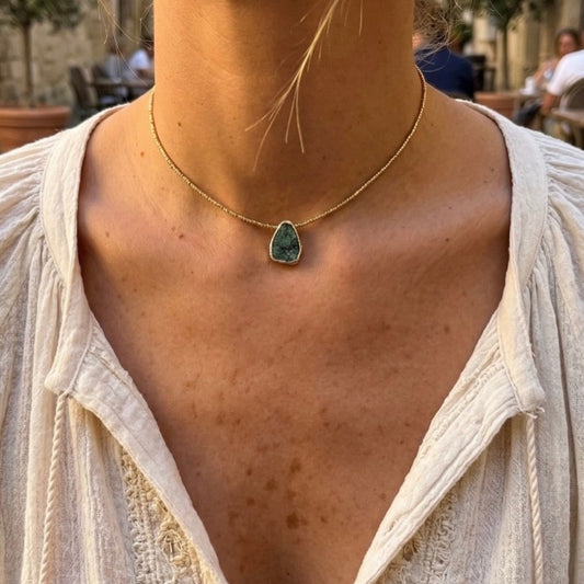 Collar Gaia Dorado Raíz de Esmeralda