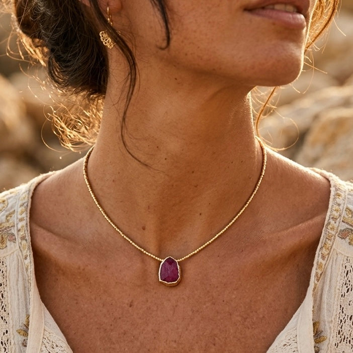 Collar Gaia Dorado Raíz de Rubí