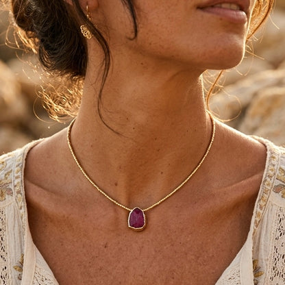 Collar Gaia Dorado Raíz de Rubí
